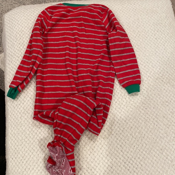 2 pairs of 5t Christmas footed pajamas - Picture 4 of 7